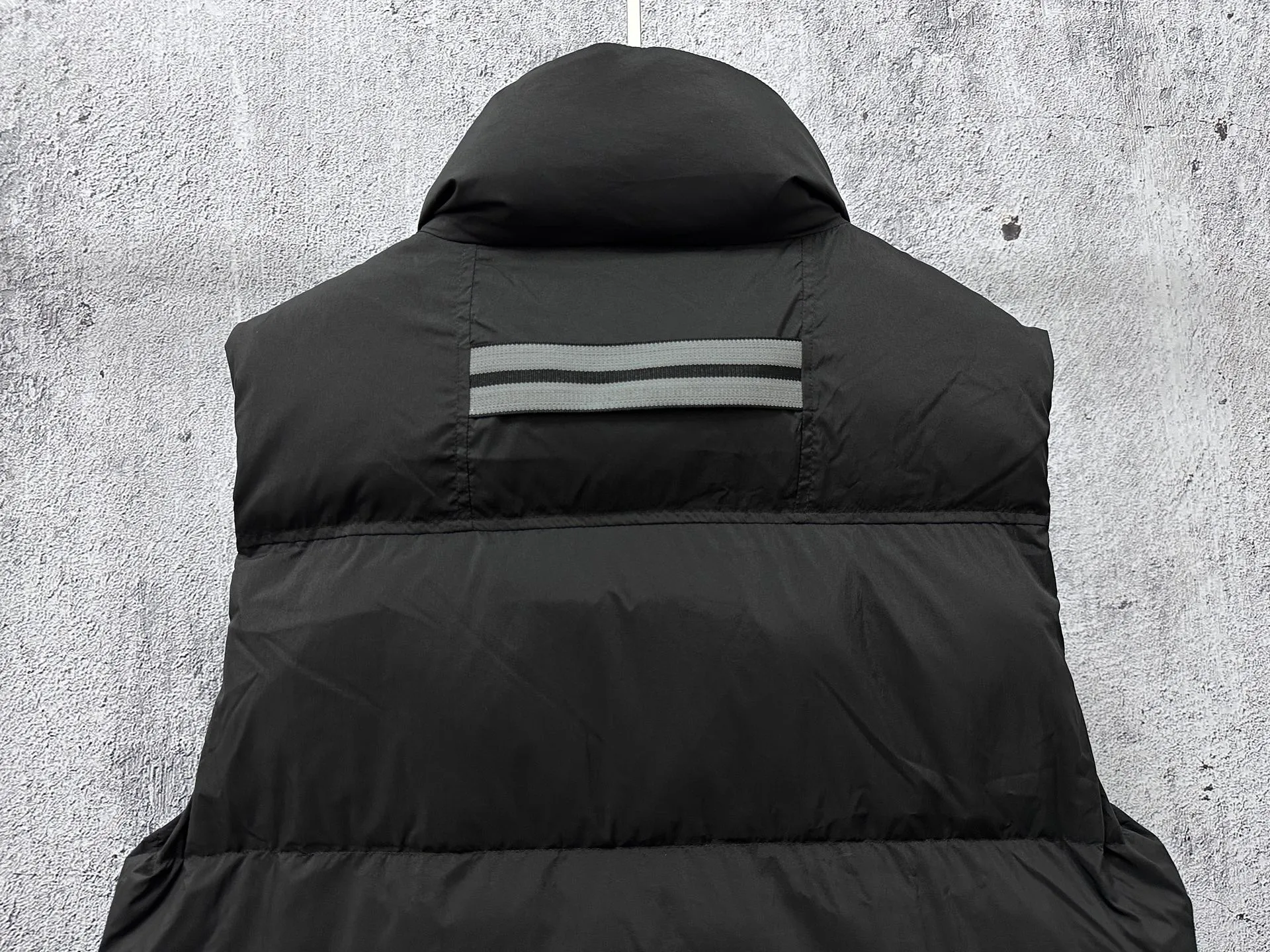 P560 【CANADA GOOSE】Lawrence Men's Down Vest The Lawrence down vest features a durable shell and quilted body, making it a must-have item for all seasons. It's made from sustainable Enduraluxe fabric, which has a durable soft touch. The Lawrence features a thoughtfully designed down-filled collar to block strong winds, a two-way zipper and a longer rear hem. Size: XS-XXL